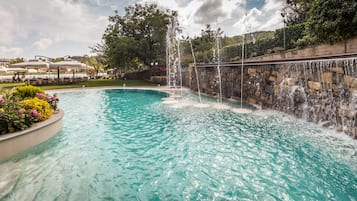 Piscina coperta, piscina all'aperto, lettini