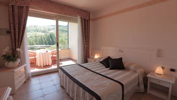 Superior dubbelrum - sjöutsikt | Minibar, värdeförvaringsskåp på rummet och skrivbord