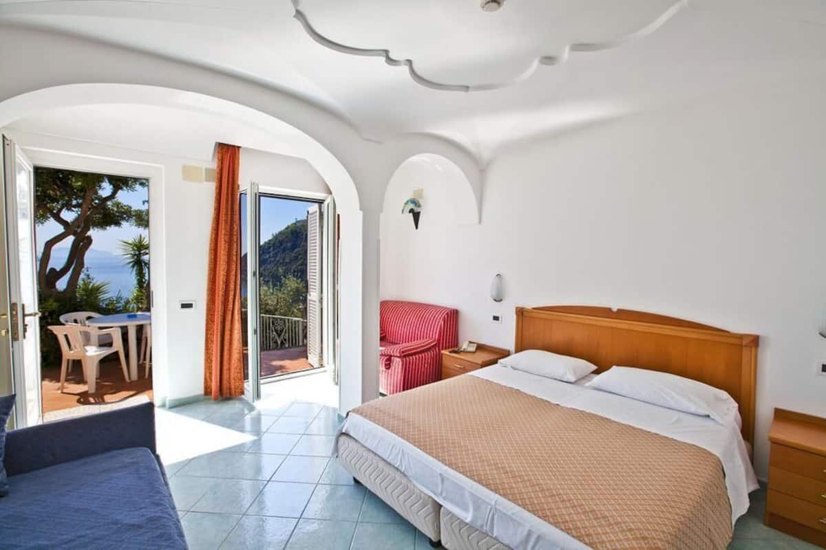 Minibar, una cassaforte in camera, una scrivania, insonorizzazione