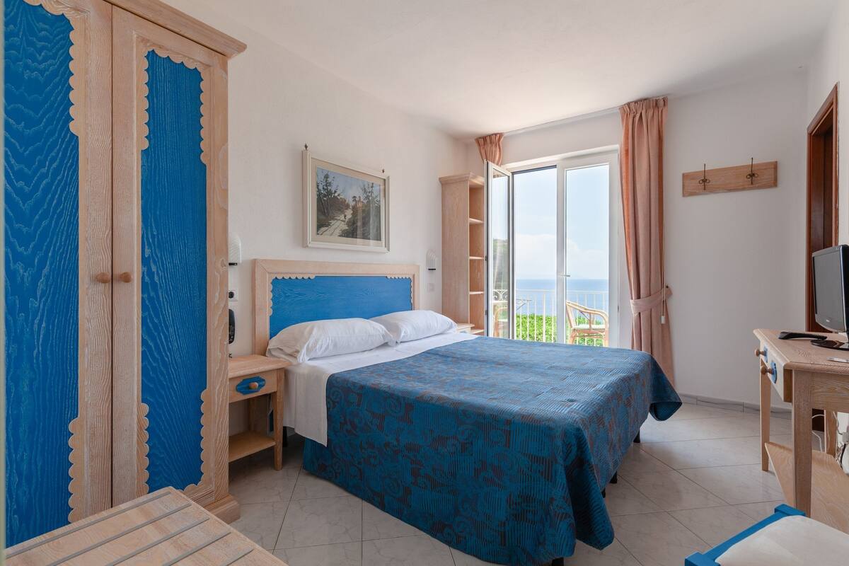 Panoramic Double Room | Minibar, in-room safe, desk, soundproofing