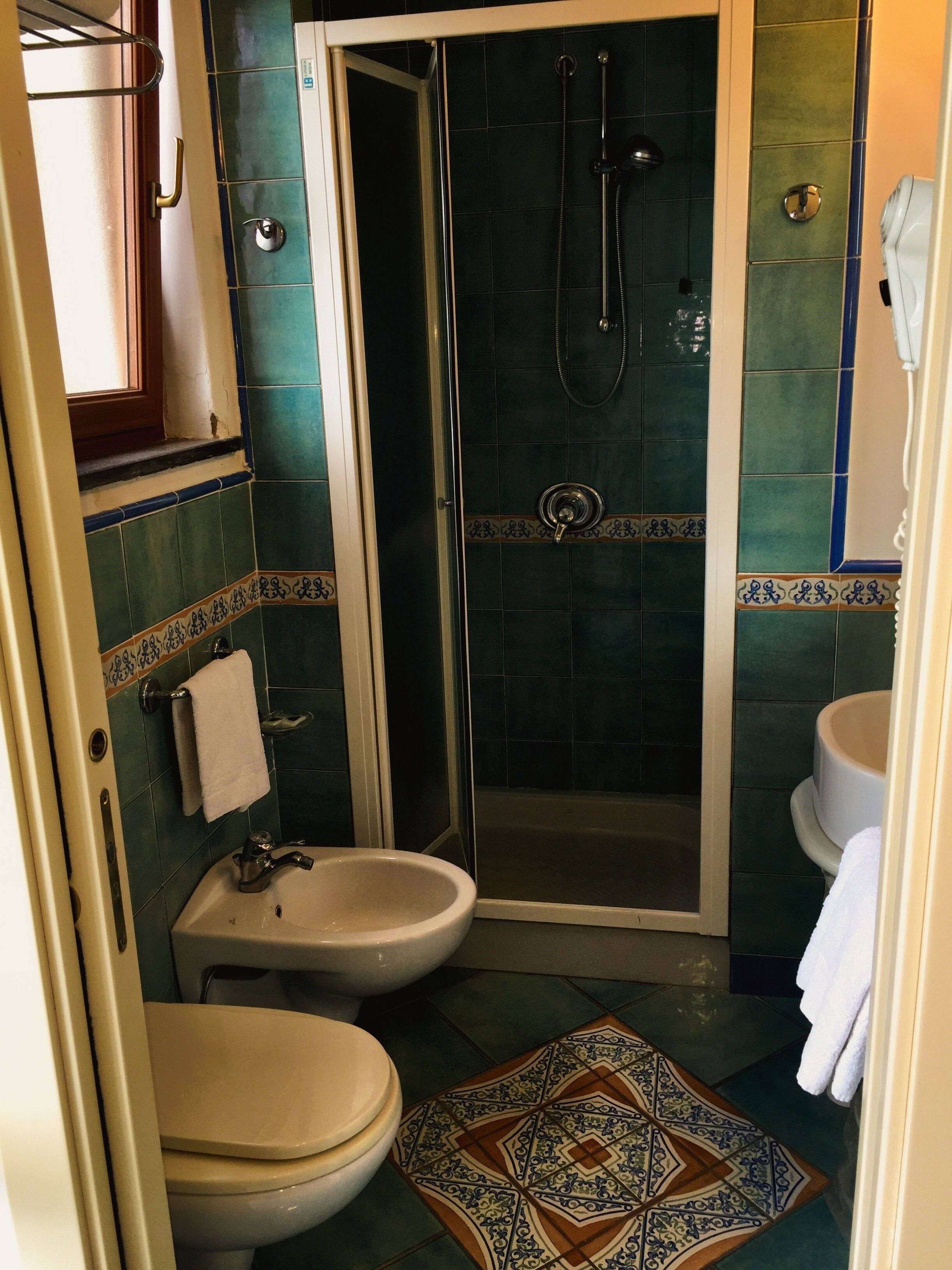 double room, sea view | bathroom | shower, hair dryer, towels