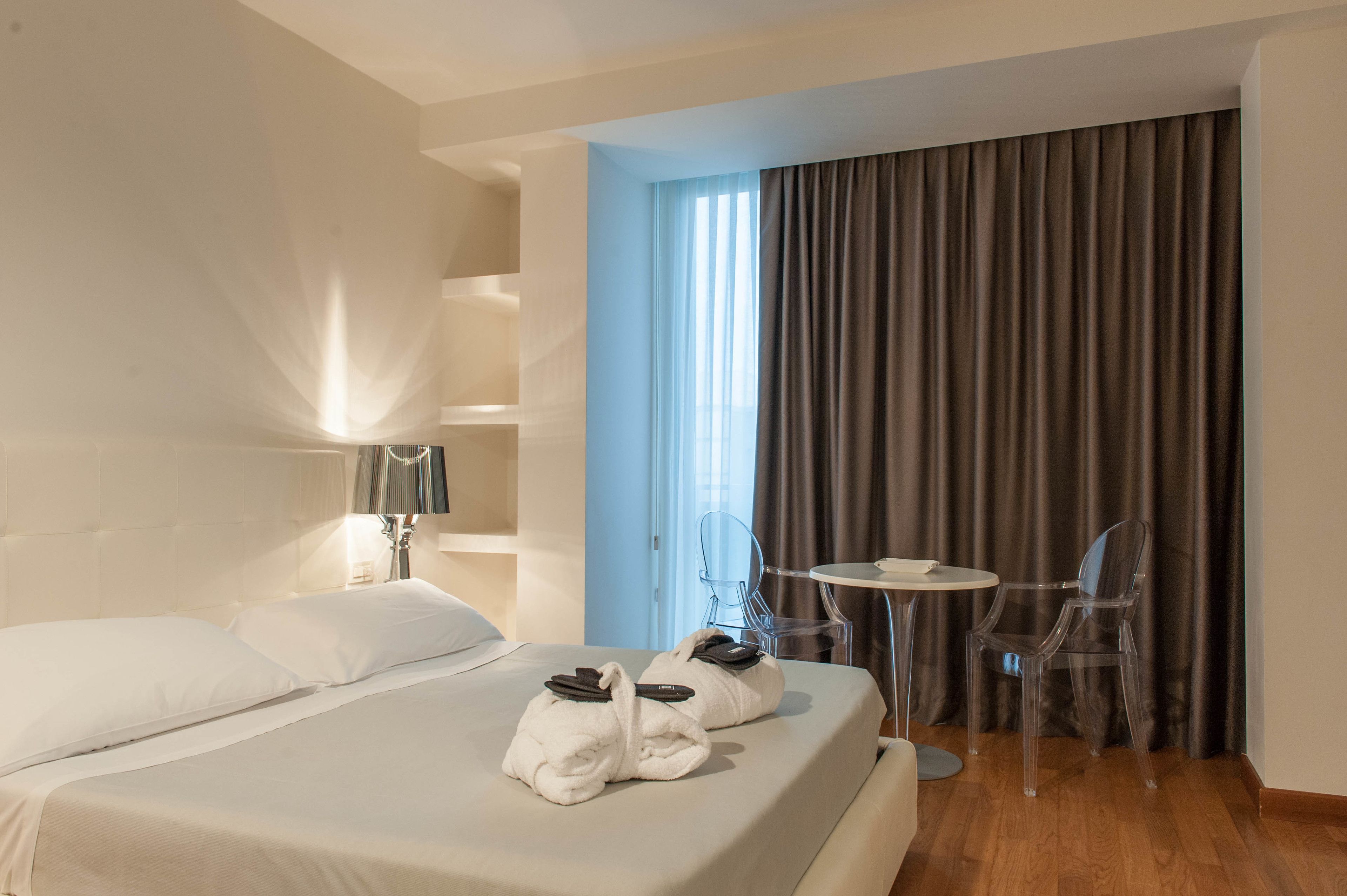 1 bedroom, hypo-allergenic bedding, minibar, in-room safe