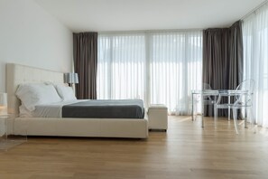 Suite ejecutiva | Ropa de cama hipoalergénica, minibar, caja fuerte y escritorio