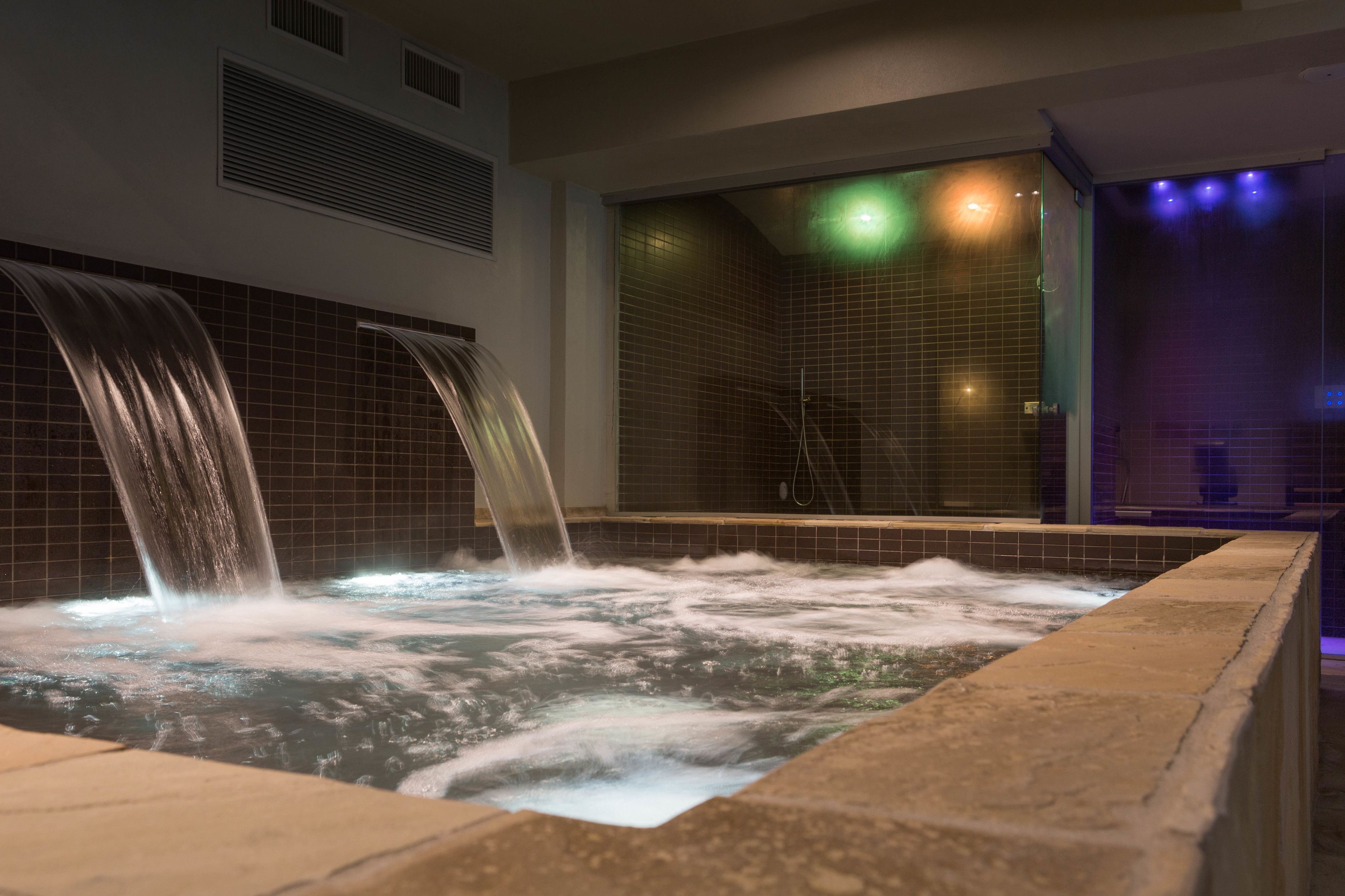 Un sauna, una bañera de hidromasaje, baño turco, masajes