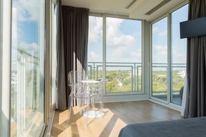 Suite | Ropa de cama hipoalergénica, minibar, caja fuerte y escritorio