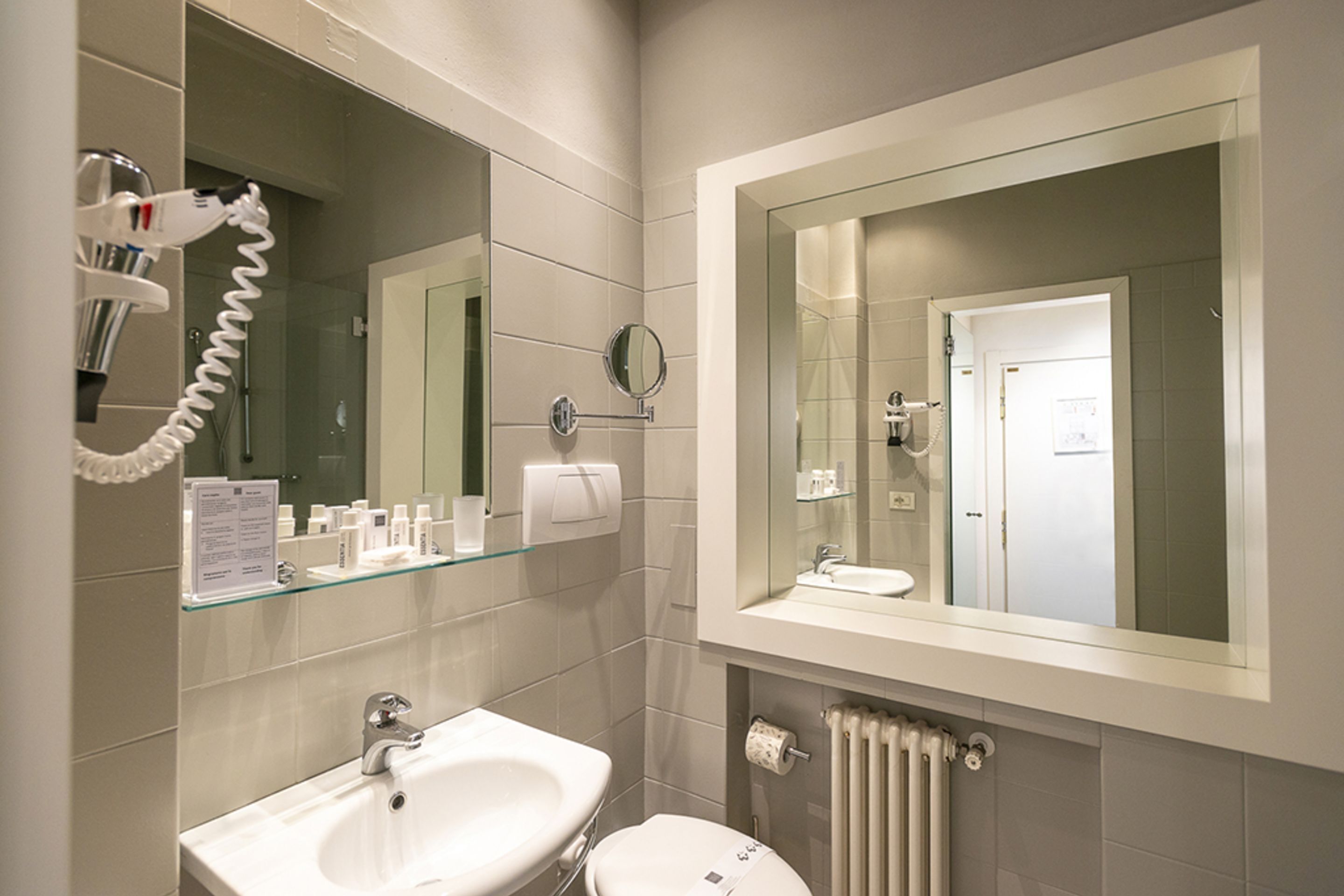 junior suite | bathroom | shower, hair dryer, bidet, towels