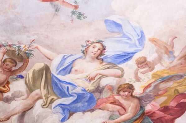 Un fresco clásico con querubines y una figura central, presumiblemente parte de una decoración arquitectónica más amplia.