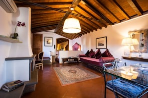 Suite panoràmica, vistes a la ciutat | Minibar, caixa forta a l'habitació i decoració individual