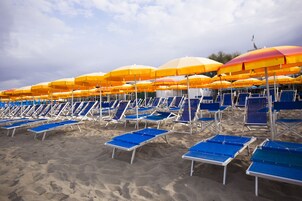 Una spiaggia nelle vicinanze