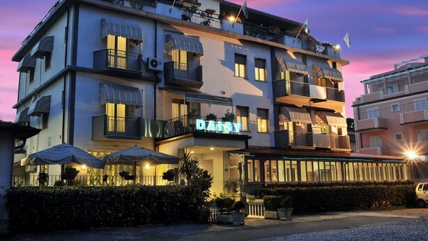Bagian depan properti - sore/malam