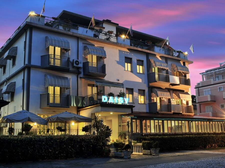 Voorkant accommodatie - avond/nacht