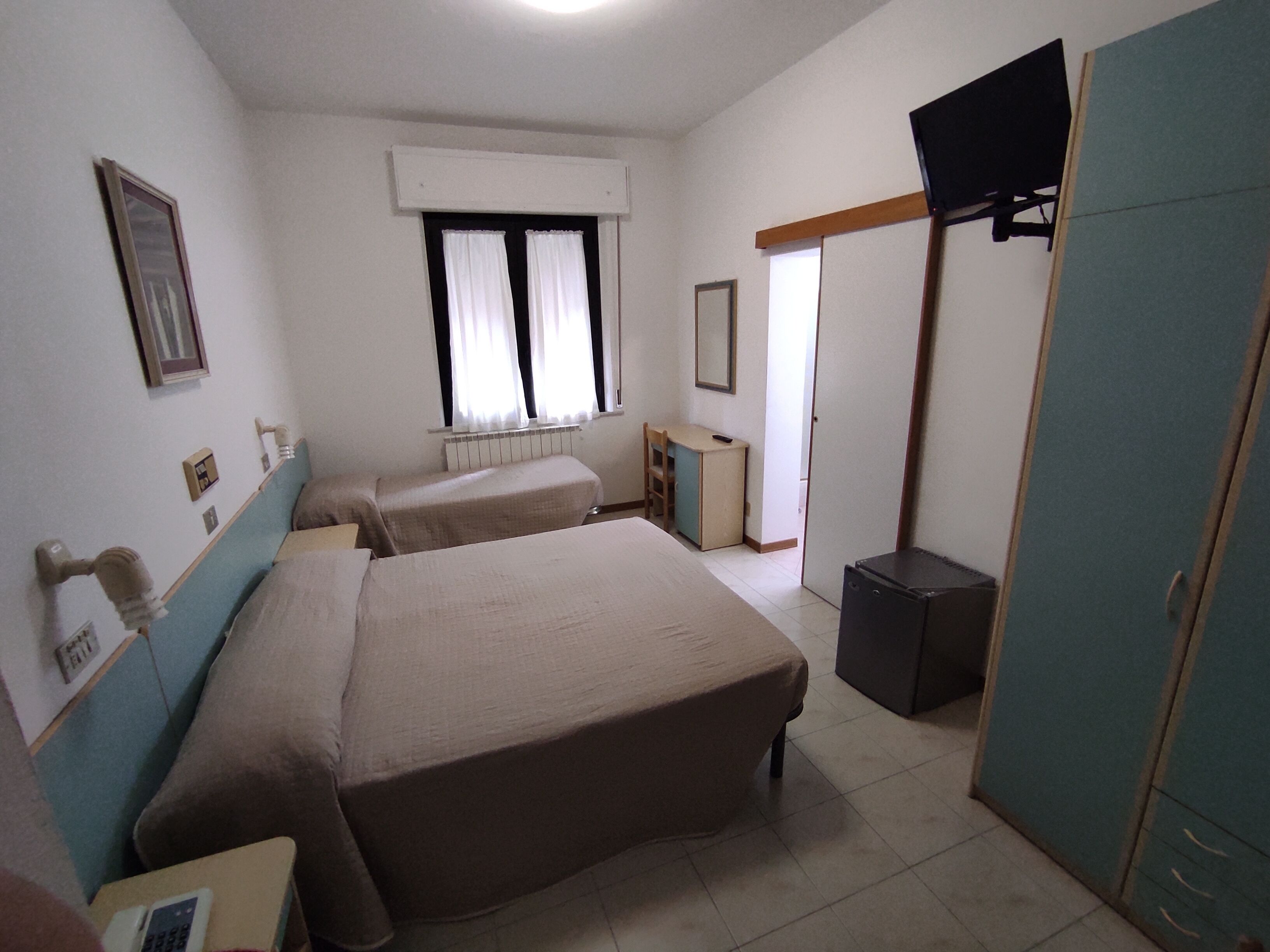 standard triple room | desk, free wifi, bed sheets
