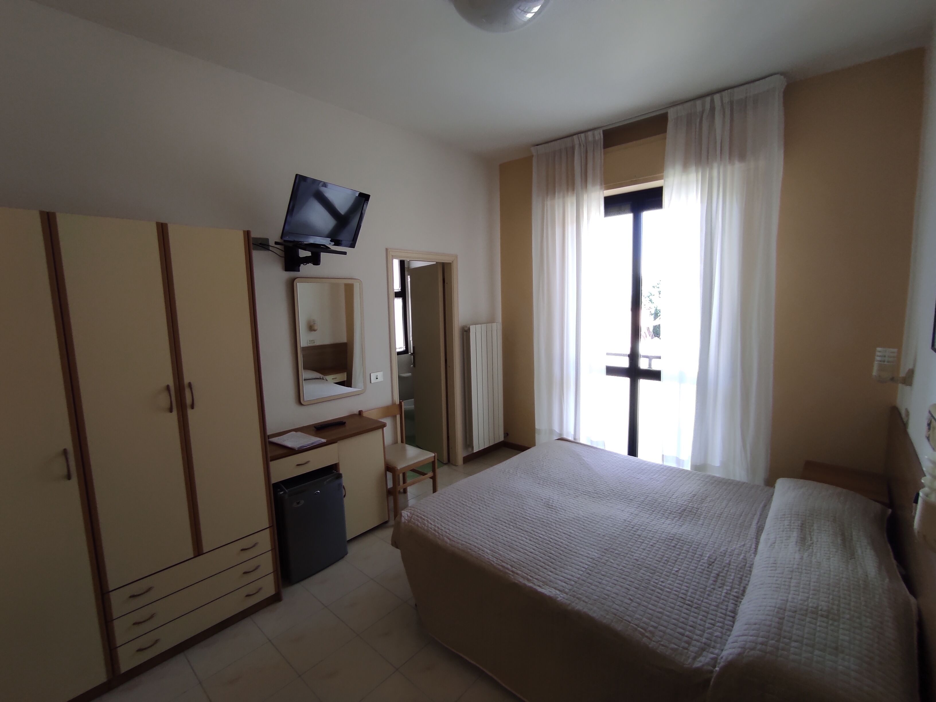 standard double room | desk, free wifi, bed sheets