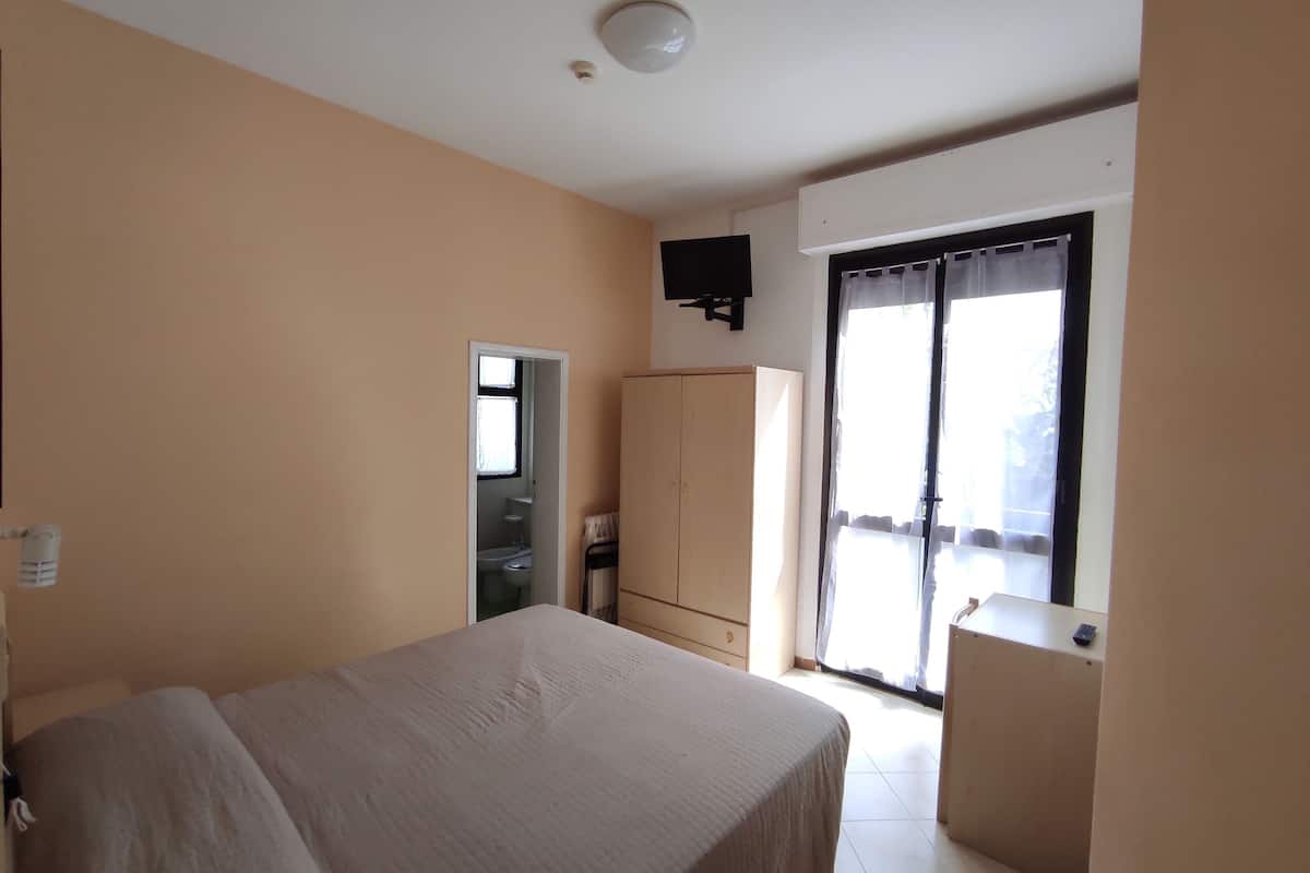 economy double room | desk, free wifi, bed sheets