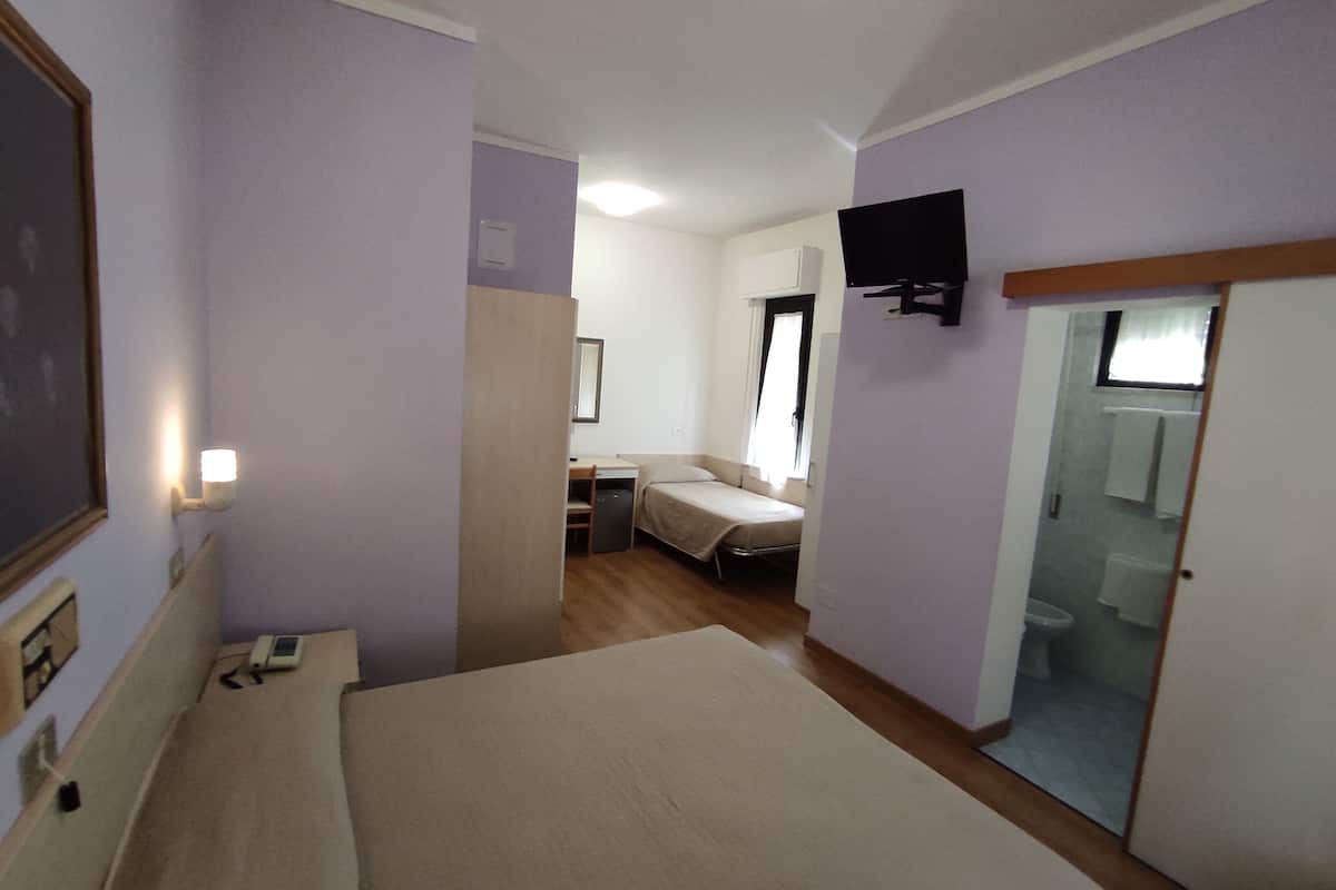 standard triple room | desk, free wifi, bed sheets