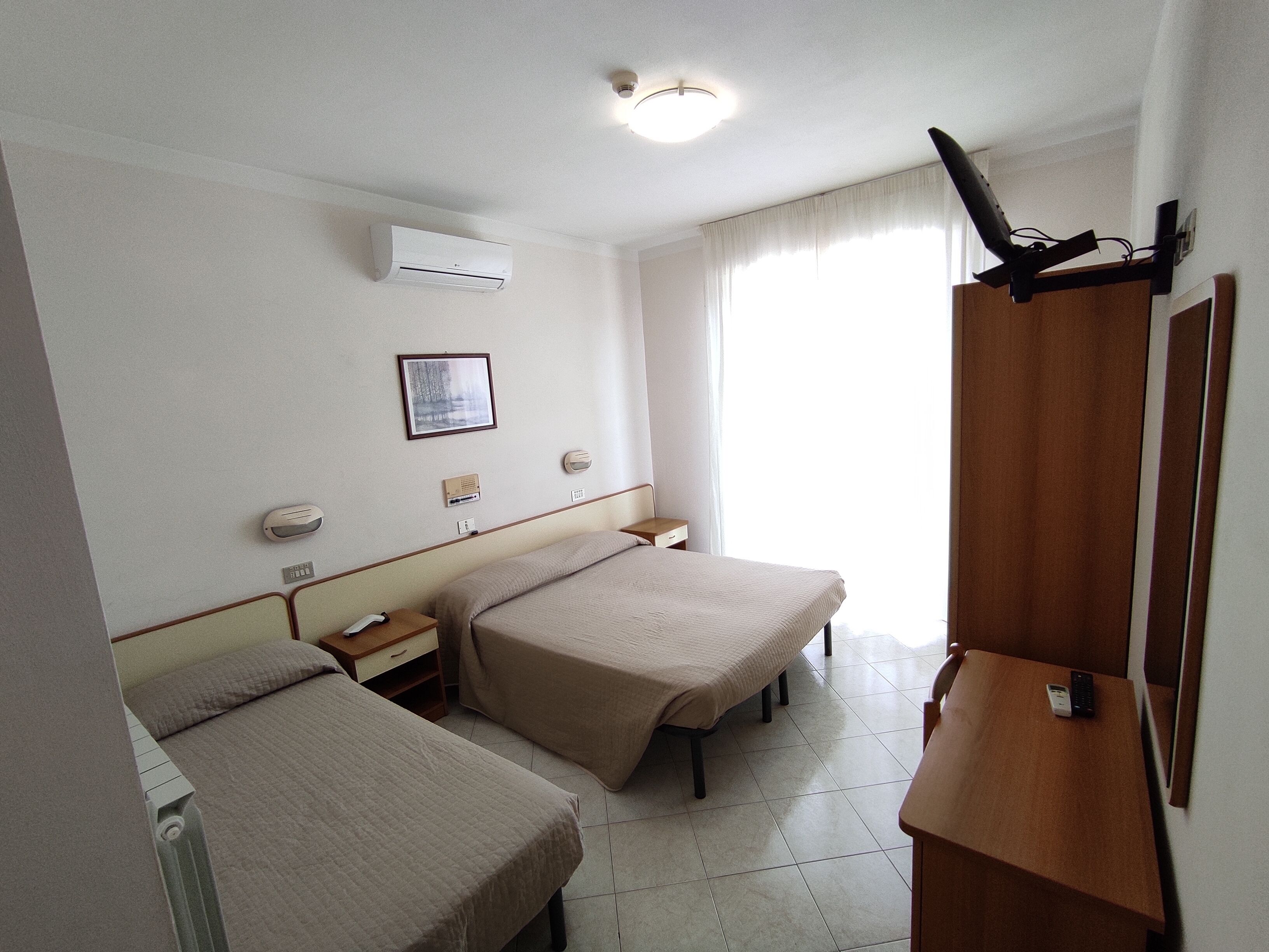 comfort triple room | desk, free wifi, bed sheets