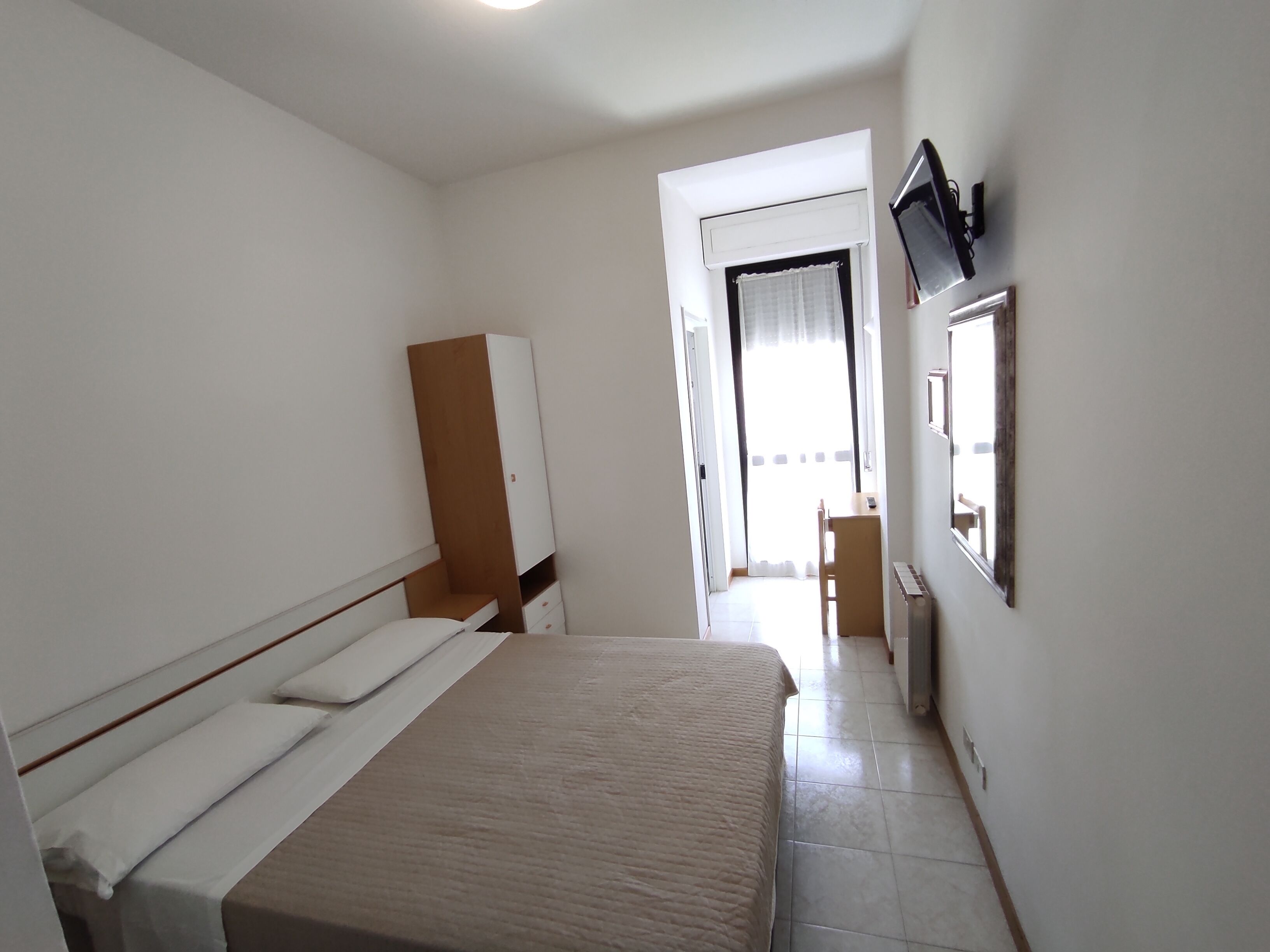 economy single room | desk, free wifi, bed sheets