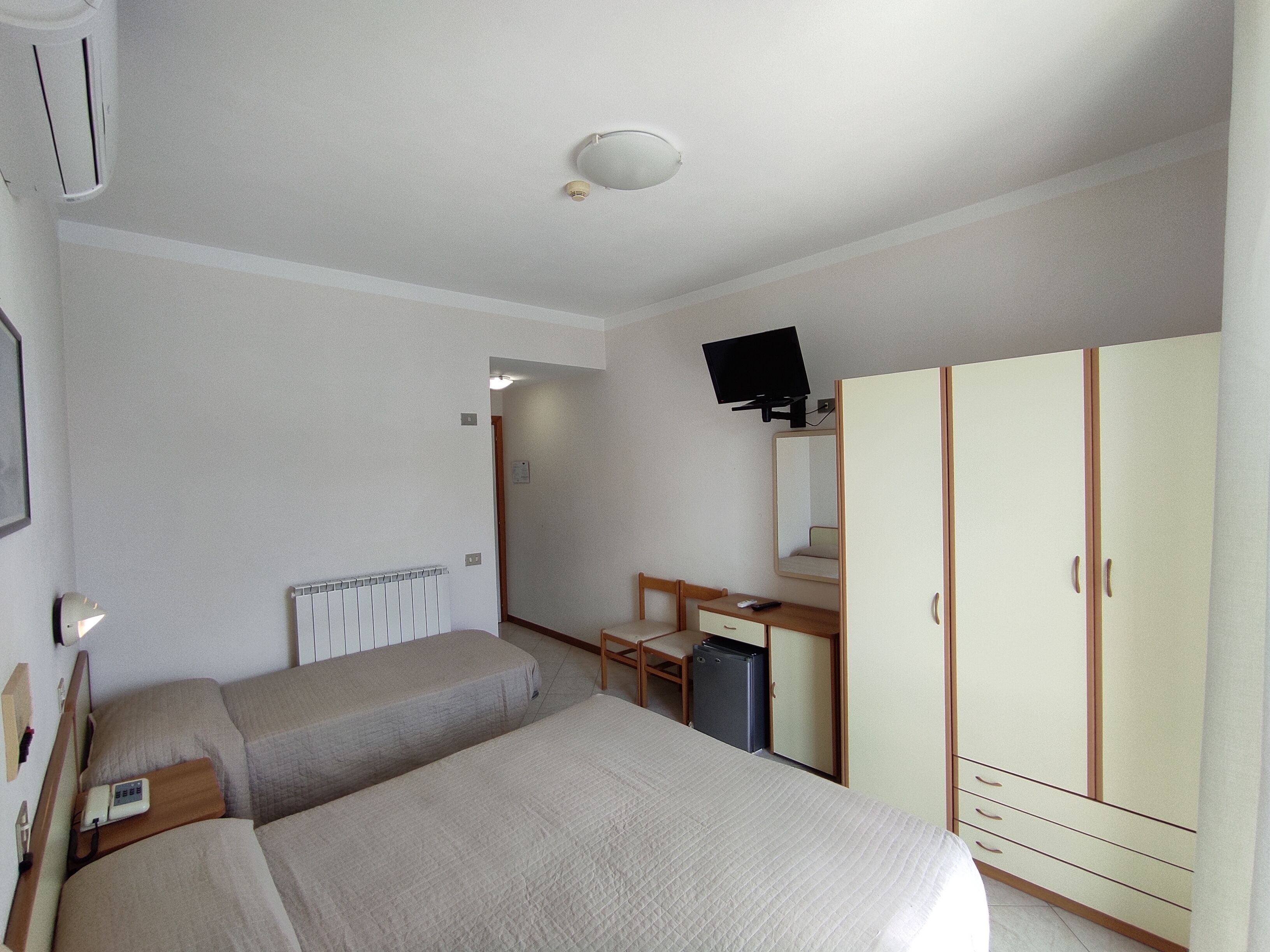 comfort triple room | desk, free wifi, bed sheets