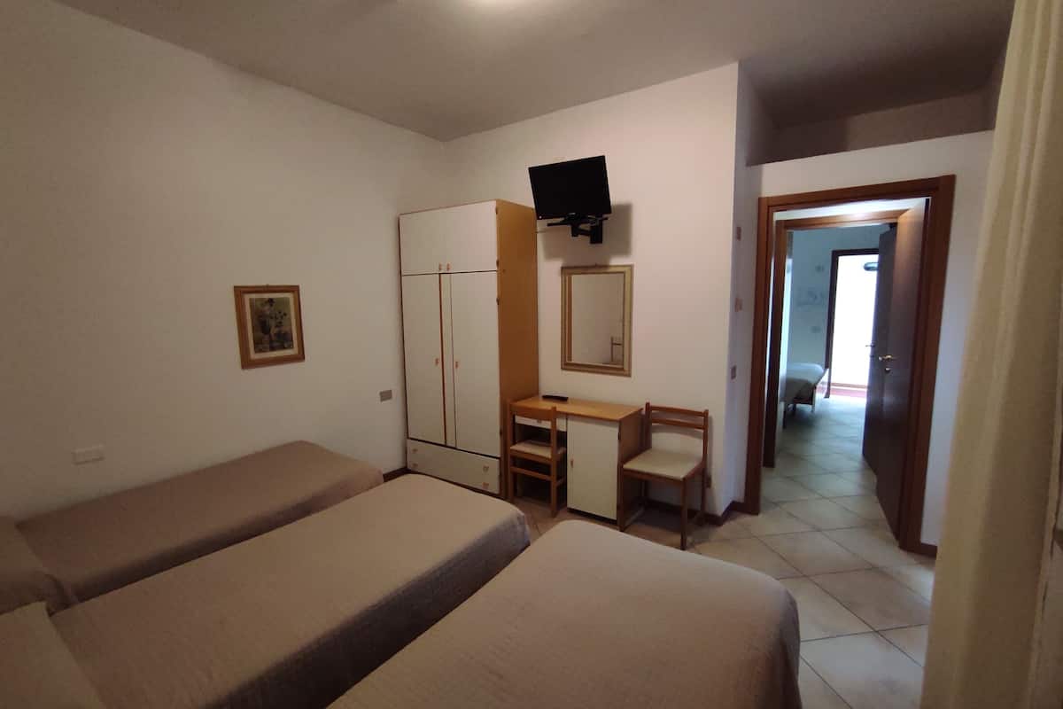 family room, 2 bedrooms | desk, free wifi, bed sheets