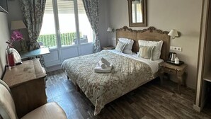 In-room safe, iron/ironing board (on request), free WiFi - Hôtel le Romanesque (Cannes)