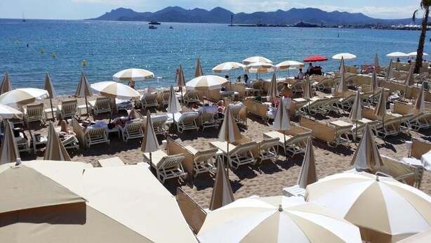 Beach nearby, white sand - Hôtel le Romanesque (Cannes)