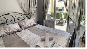 In-room safe, iron/ironing board (on request), free WiFi - Hôtel le Romanesque (Cannes)