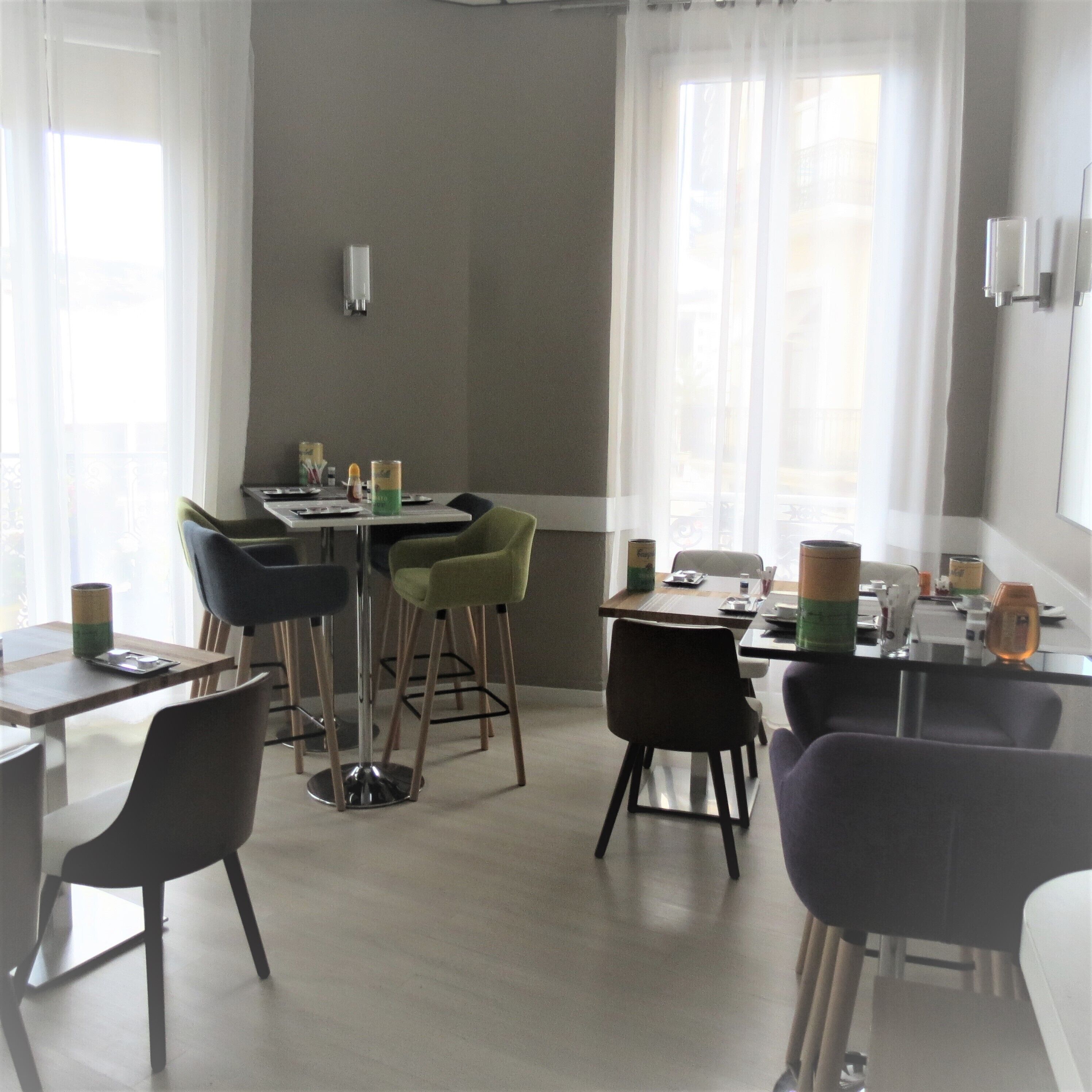 Dagelijks continentaal ontbijt (EUR 11 per persoon)