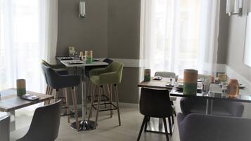 Dagelijks continentaal ontbijt (EUR 11 per persoon)