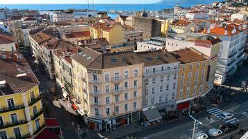 Vista frontal de la propiedad