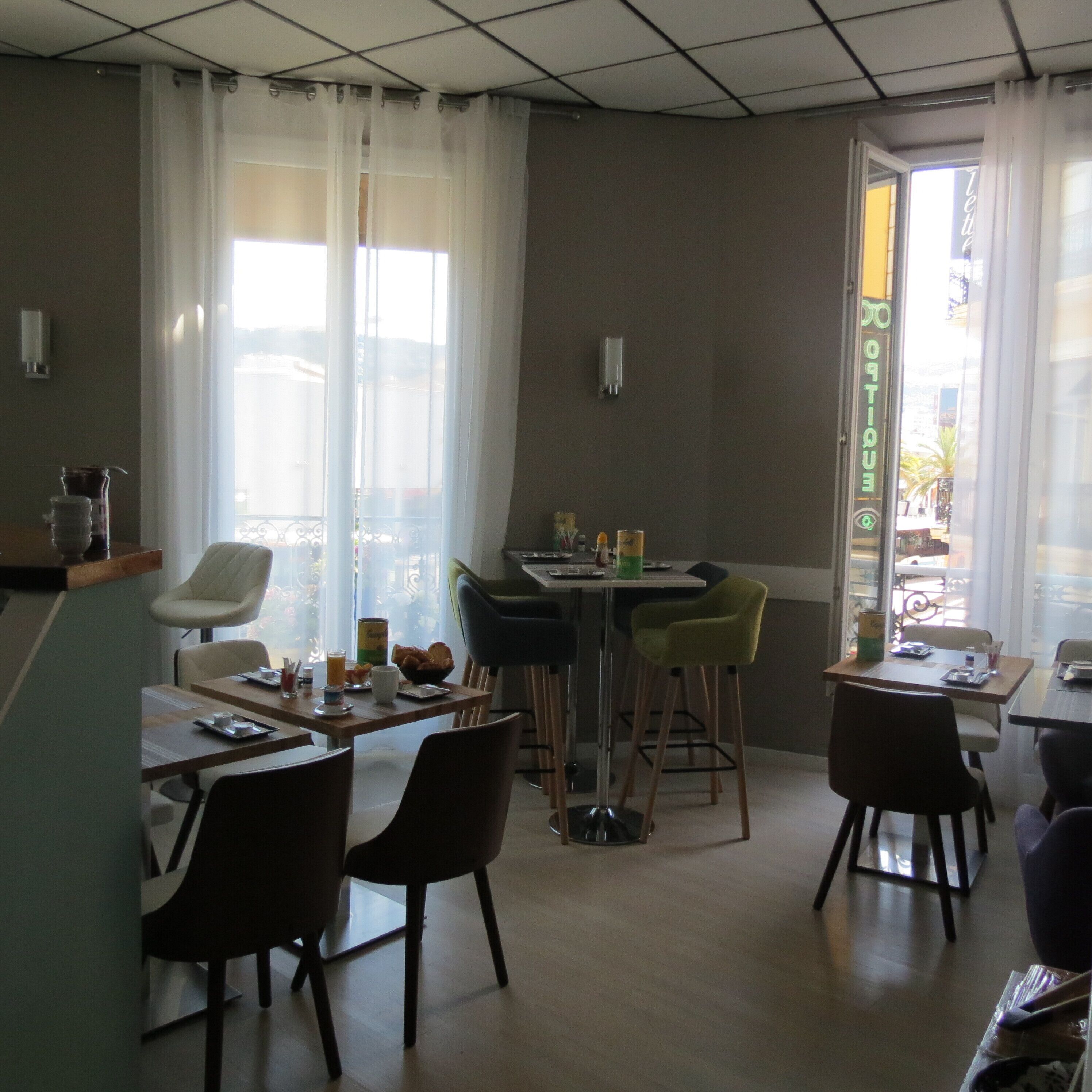daily continental breakfast (eur 11 per person)