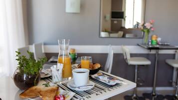 Kontinental morgenmad hver dag (11 EUR pr. person)