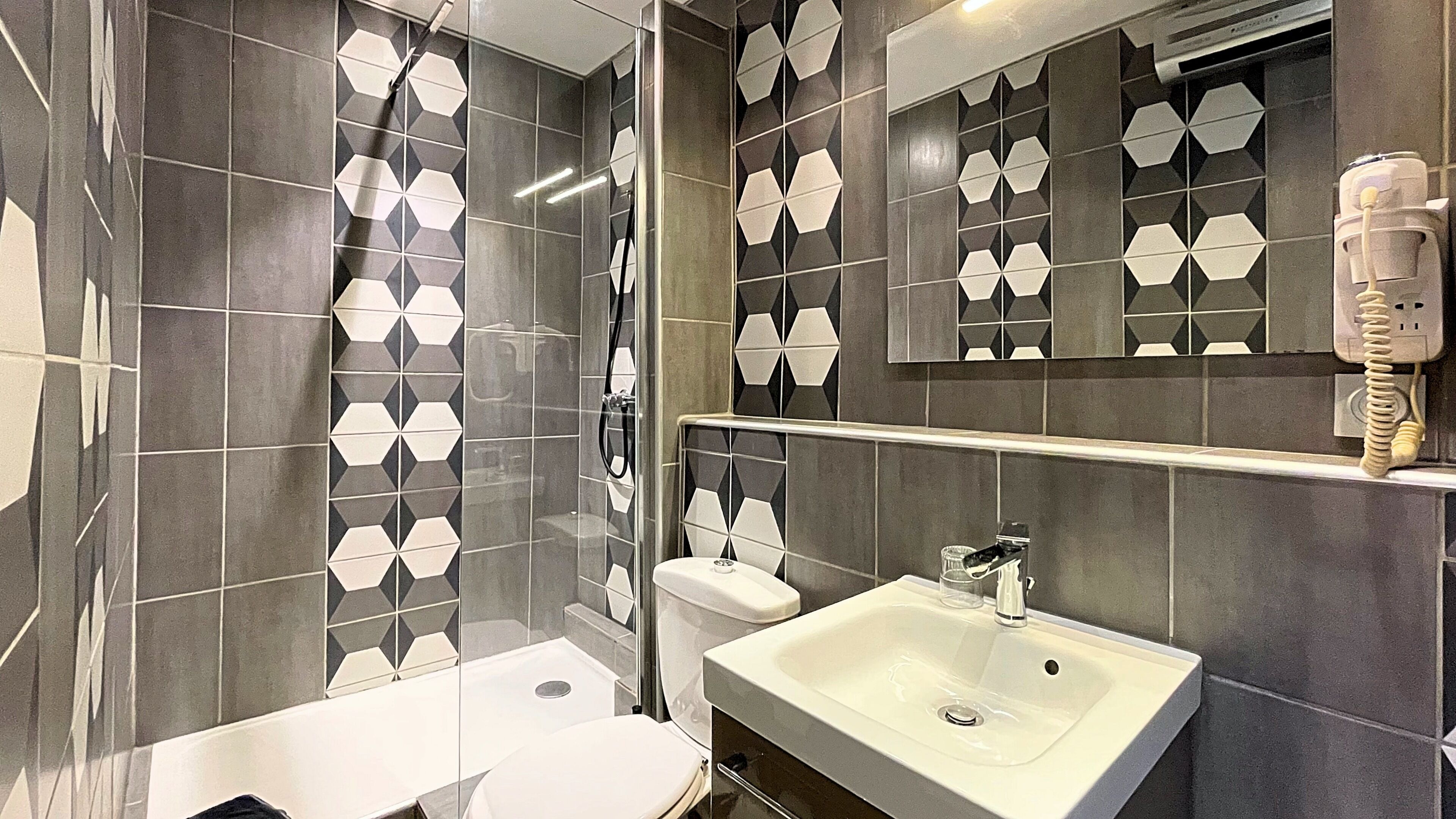 standard apartment, 2 single beds | bathroom | free toiletries, hair dryer, towels