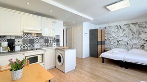 Standard Apartment (3) | In-room safe, individually decorated, individually furnished, desk - Hotel Le Florian (Cannes)