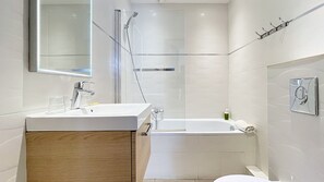 Chambre triple | Salle de bain | Articles de toilette (gratuits), séchoir à cheveux, serviettes fournies