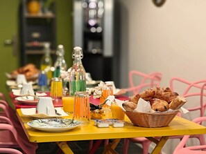 Päivittäinen mannermainen aamiainen maksusta