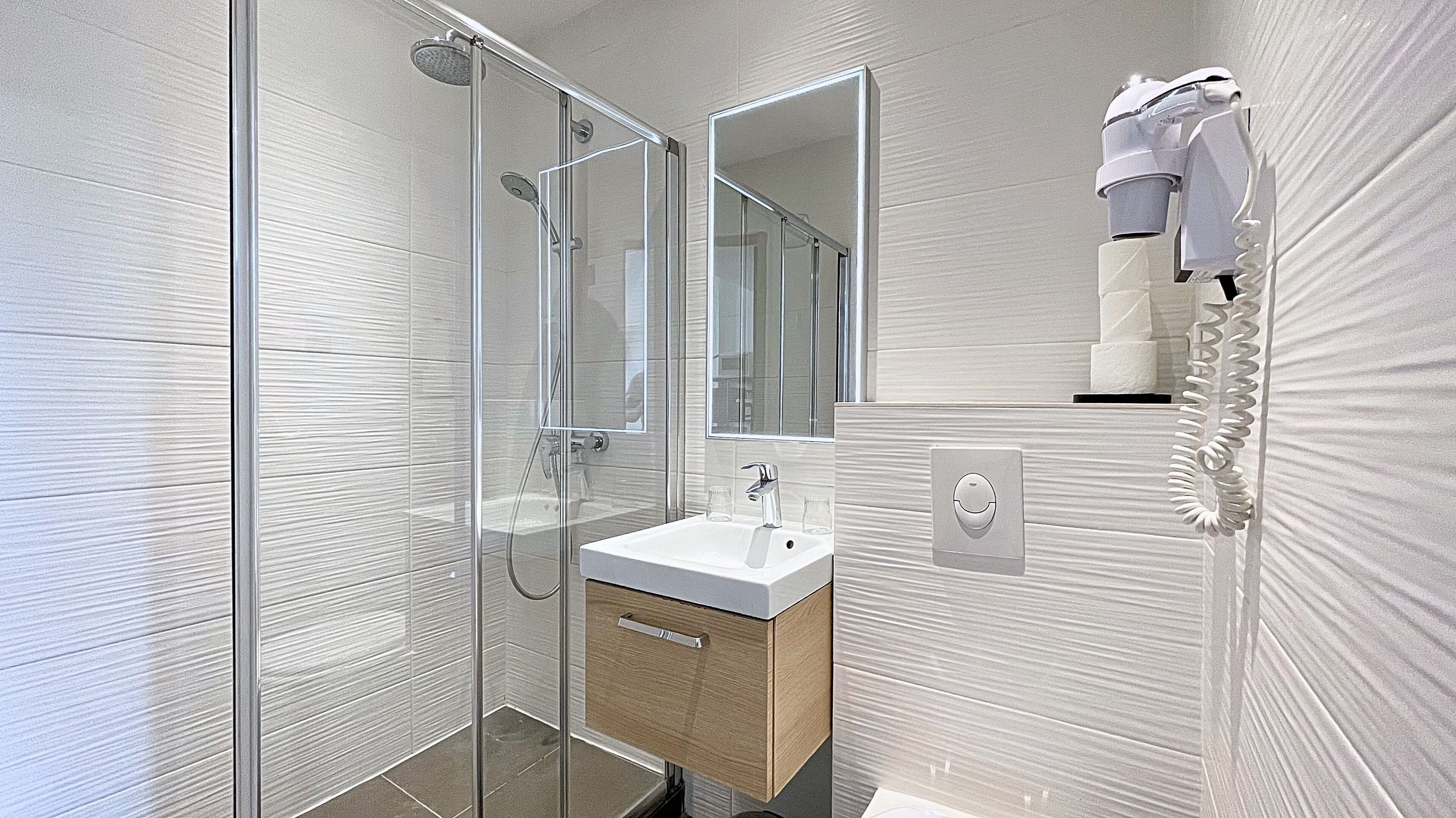 triple room | bathroom | free toiletries, hair dryer, towels