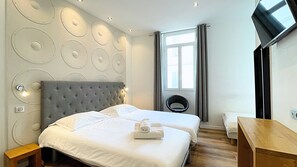 Værelse til 3 personer | Pengeskab på værelset, individuelt design, individuel indretning