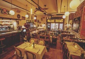 Serveert ontbijt, lunch, diner, Franse gerechten 