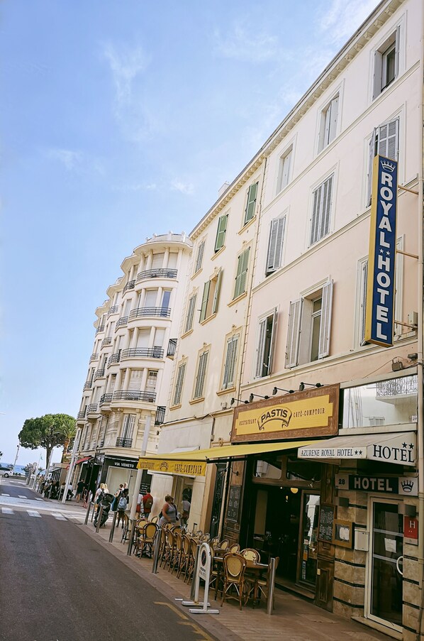 A row of buildings with a hotel and a restaurant named 'Pastis Cafe-Comptoir'. - Azurene Royal Hotel (Cannes)