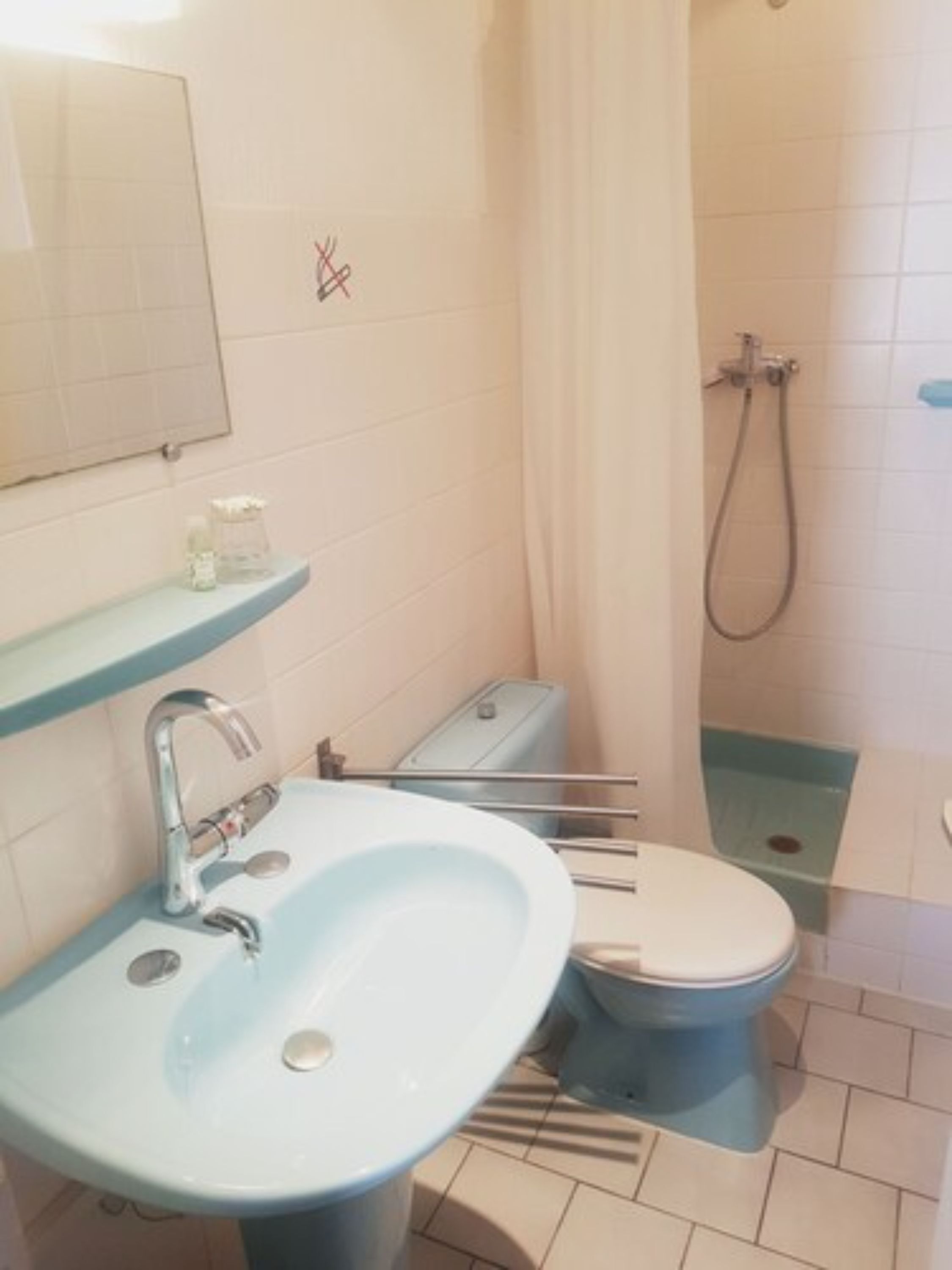 Ein Badezimmer mit Waschbecken, Toilette und Dusche.