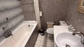 Chambre Triple | Salle de bain | Sèche-cheveux, serviettes fournies