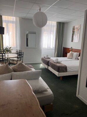 Familie vierpersoonskamer | Luxe beddengoed, geluiddichte muren, een strijkplank/strijkijzer