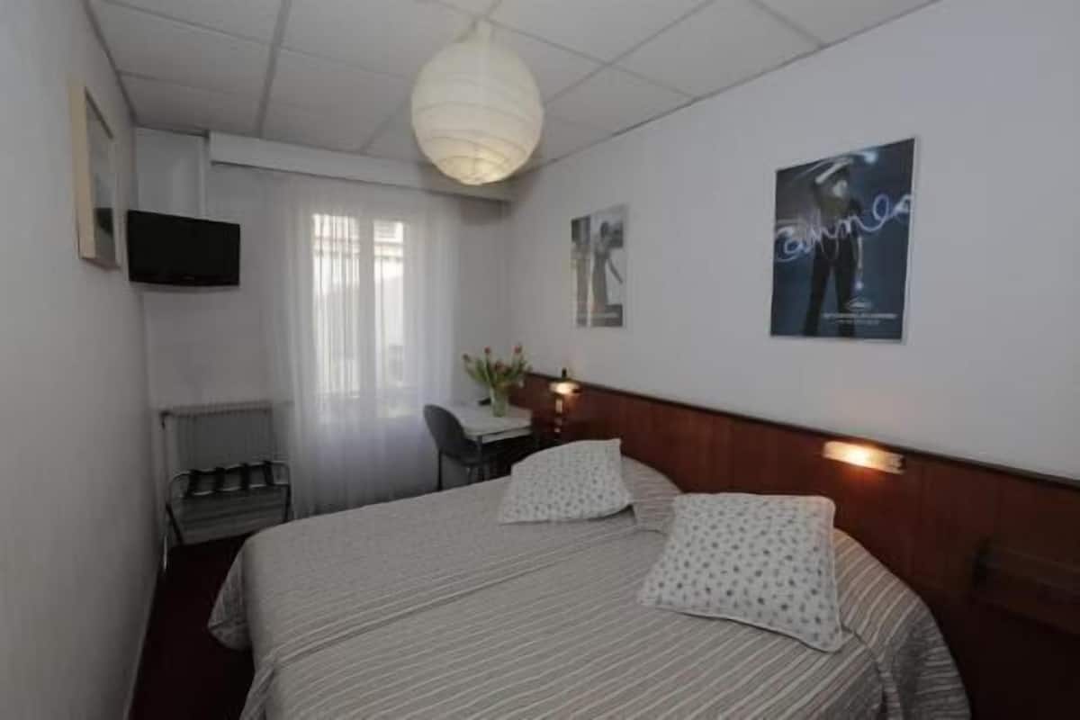 Premium bedding, soundproofing, iron/ironing board, free WiFi