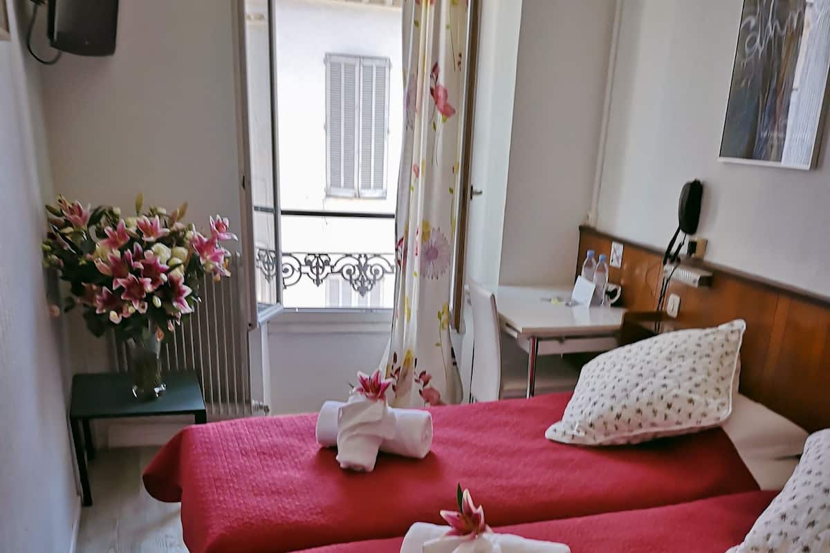 Habitación con 2 camas individuales | Ropa de cama de alta calidad y insonorización 