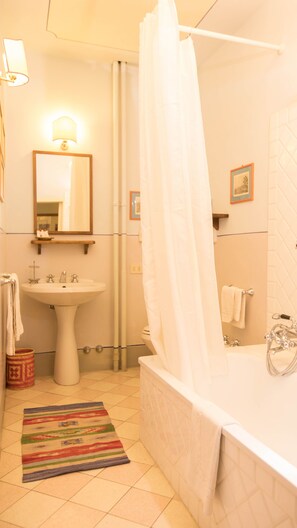Executive Room | Bathroom | Free toiletries, hair dryer, towels, soap - Residenza Johanna I (Florence)