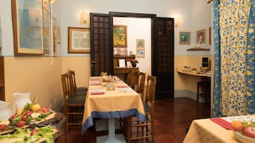 Sarapan prasmanan setiap hari (EUR 5 per orang)