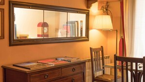 A room with a wooden desk, a chair, a large mirror, and a lamp. - Residenza Johanna I (Florence)