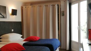 Habitación Confort con 1 cama doble o 2 individuales | Minibar, caja fuerte, decoración individual y mobiliario individual