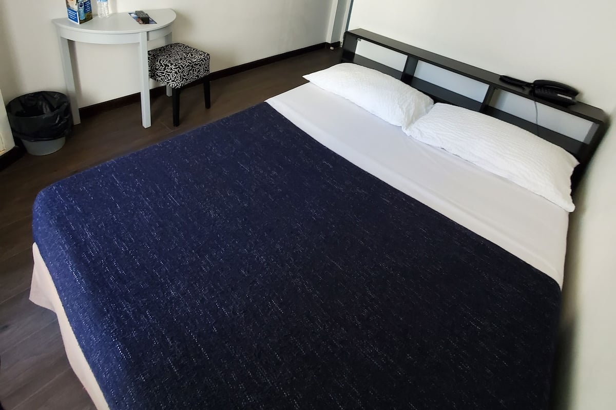 Quarto solteiro | Frigobar, cofres nos quartos, escrivaninha