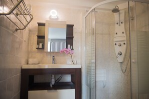 Habitación Confort con 1 cama doble o 2 individuales | Baño | Ducha, artículos de higiene personal gratuitos y secador de pelo